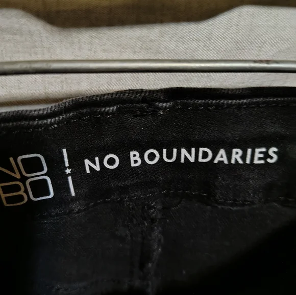 No Boundaries Black Distressed Skinny Jeans for Women - Picture 2 of 3